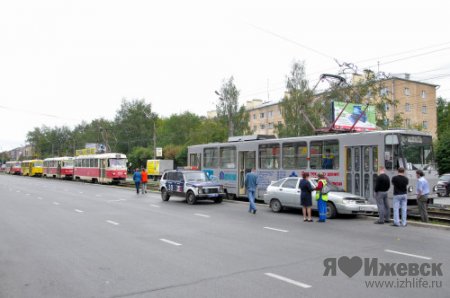 В Ижевске автомобиль столкнулся с трамваем