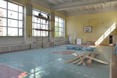 Агашин отчитал строителей, затягивающих ремонт ижевских школ и детских садов