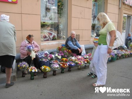 В Ижевске в цветочных магазинах с утра ажиотаж