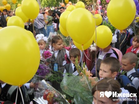 1 сентября в Ижевске: школьникам напоминают про ПДД и пугают ЕГЭ