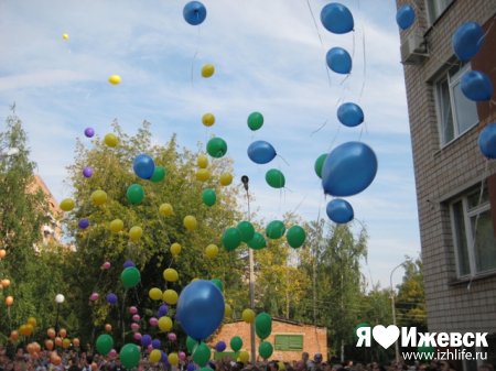 1 сентября в Ижевске: школьникам напоминают про ПДД и пугают ЕГЭ