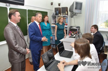 Президент Удмуртии отвел в «тридцатку» третьего внука и открыл там «Виртуальную школу»