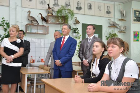 Президент Удмуртии отвел в «тридцатку» третьего внука и открыл там «Виртуальную школу»