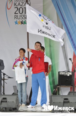 В Ижевск доставили знамя Универсиады-2013