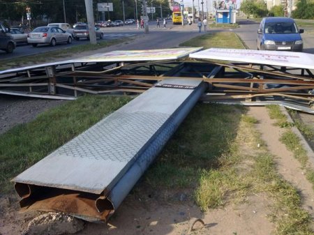 В Ижевске рядом с проезжей частью рухнул рекламный щит