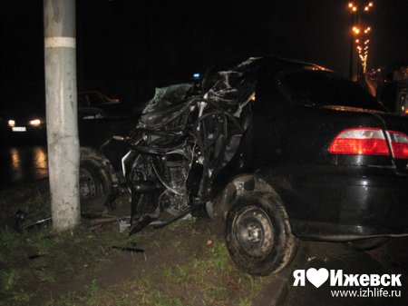 Смертельное ДТП в Ижевске: таксист на Fiat врезался в фонарный столб