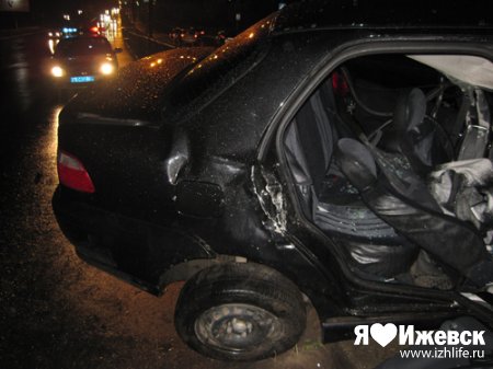 Смертельное ДТП в Ижевске: таксист на Fiat врезался в фонарный столб