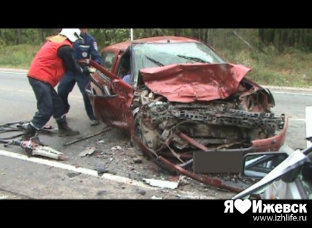 Под Ижевском в «лобовую» сошлись ВАЗ и Renault: двое погибли