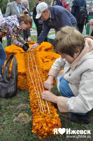 В Ижевске появился паровоз из цветов