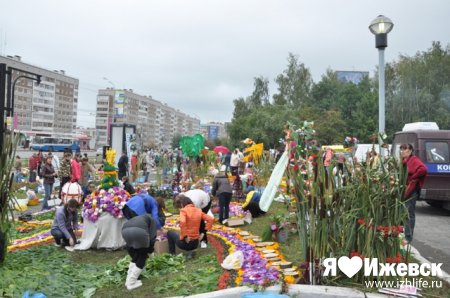 В Ижевске появился паровоз из цветов