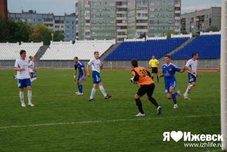 «Зенит-Ижевск» выстоял в матче с лидером дивизиона