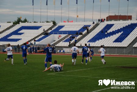 «Зенит-Ижевск» выстоял в матче с лидером дивизиона
