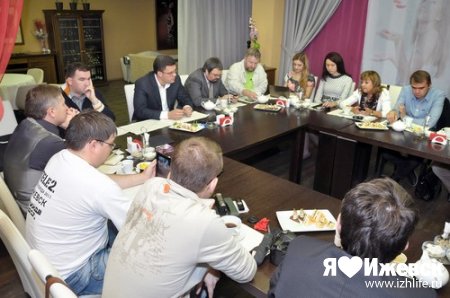 Встреча сити-менеджера Ижевска с блоггерами: дискуссии продолжились в социальных сетях