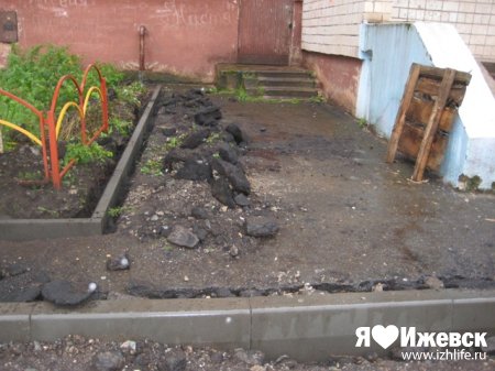 В Ижевске дворы ремонтируют под проливным дождем