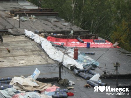 На одном из домов в Ижевске крышу покрыли рекламными билбордами