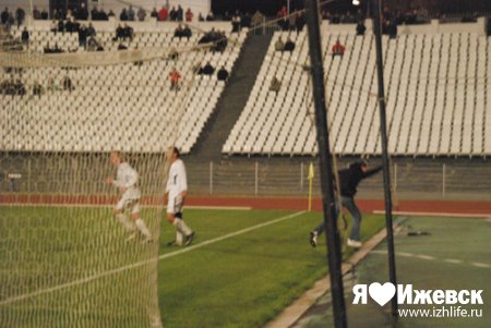 Футбольный матч в Ижевске закончился бунтом фанатов