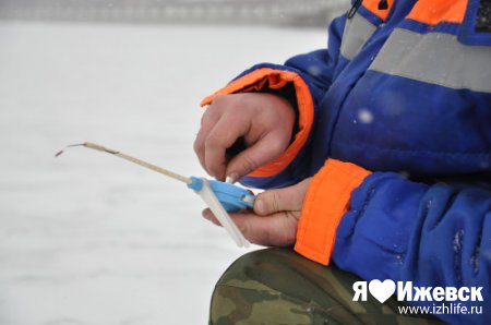 Ижевские рыбаки: лед на пруду прочный