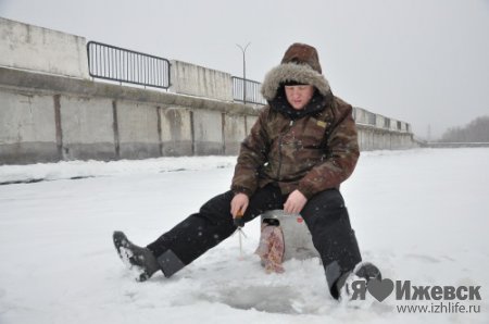 Ижевские рыбаки: лед на пруду прочный