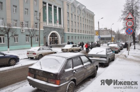 Первые снегопады в Ижевске: дорожникам мешают пробки и неправильно припаркованные авто