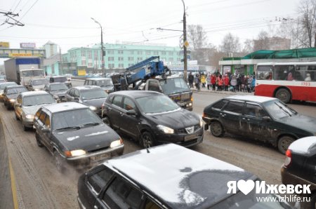 Первые снегопады в Ижевске: дорожникам мешают пробки и неправильно припаркованные авто