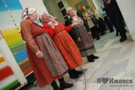Проект «Арт-форум» открыл депутат с бубном и клоны Бурановских бабушек