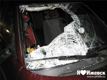 ДТП в Удмуртии: после удара машины пешеход влетел в салон