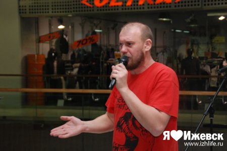 Победителем поэтического слэма в Ижевске стал случайный прохожий