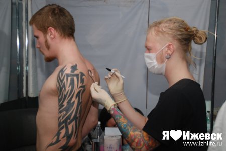 В Ижевске участнику тату-фестиваля проткнули крюками колени и подвесили его вниз головой