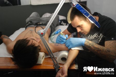 В Ижевске участнику тату-фестиваля проткнули крюками колени и подвесили его вниз головой