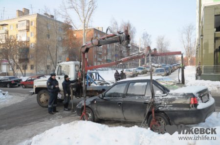 В Ижевске эвакуируют неправильно припаркованные автомобили