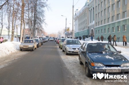 В Ижевске эвакуируют неправильно припаркованные автомобили