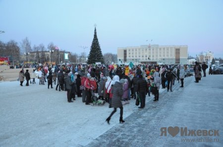 Новый год в Ижевске: елку открыли, ледовый городок достраивают