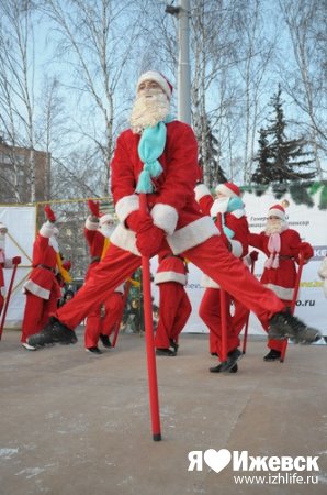Новый год в Ижевске: елку открыли, ледовый городок достраивают