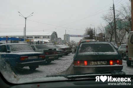 Предновогодние пробки в Ижевске: на Красноармейской серьезный затор