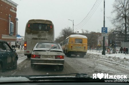 Предновогодние пробки в Ижевске: на Красноармейской серьезный затор
