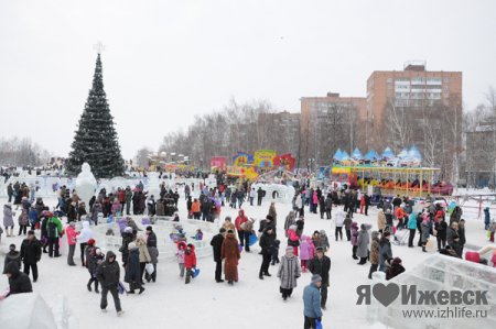 Новогодние гуляния в Ижевске: 10 тысяч человек на площади