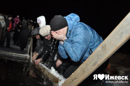 Более 100 человек окунулись в прорубь в Лудорвае