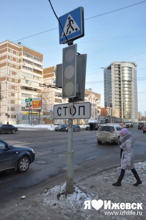 Фотофакт: ижевчане украшают городские светофоры нижним бельем