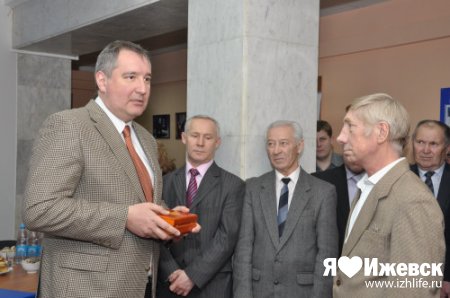 Дмитрий Рогозин вручил пенсионеру, нашедшему «калаши», именные золотые часы