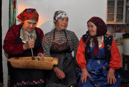 Феномен «Бурановских бабушек»: между Каннами и «Евровидением» успевают лепить пельмени