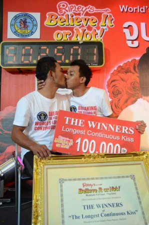 Геи из Таиланда целовались более 50 часов подряд