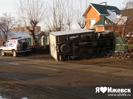 Смертельное ДТП в Ижевске: грузовик сбил пенсионерку и перевернулся