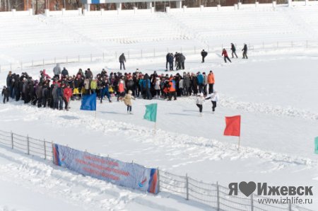 В Ижевске 600 школьников и студентов одновременно встали на коньки