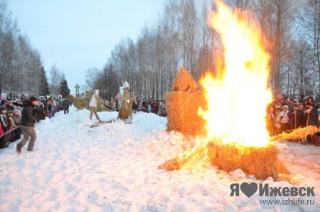 В Ижевске на Масленицу провели фестиваль огненных скульптур