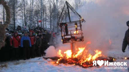 В Ижевске на Масленицу провели фестиваль огненных скульптур
