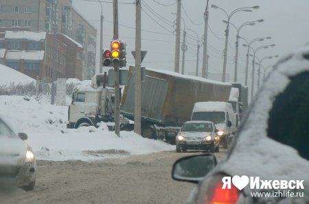 Весенний снегопад в Ижевске: город увяз в пробках и авариях