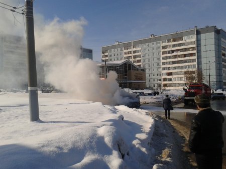 В Ижевске очевидцы сняли на видео горящий автомобиль "рено логан"