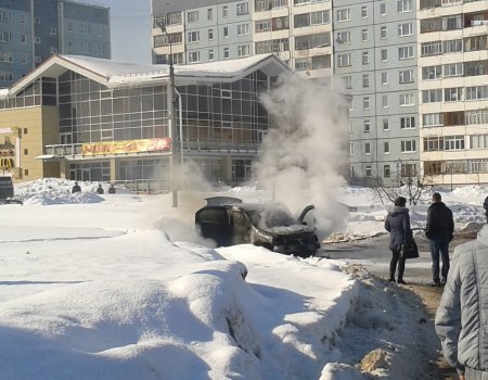 В Ижевске очевидцы сняли на видео горящий автомобиль "рено логан"