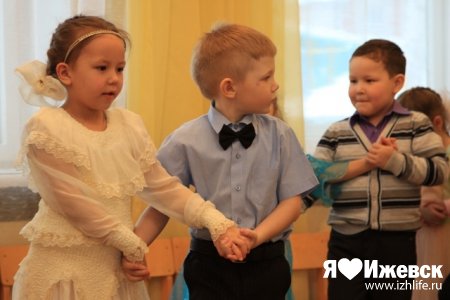 «Февромарт» в детском саду № 215: Как малыши поздравили мам и пап с 23 февраля и 8 Марта