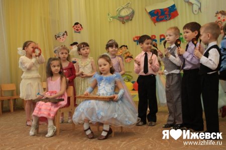 «Февромарт» в детском саду № 215: Как малыши поздравили мам и пап с 23 февраля и 8 Марта
